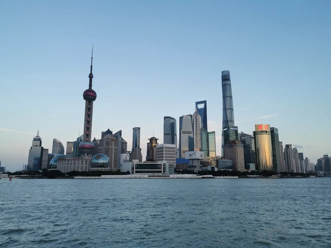 市政工程地基基础处理方案对比：旋挖桩与人工挖孔桩技术解析